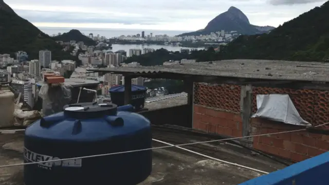 Do alto da Santa Marta fica mais evidente o contraste entre a realidade da comunidade, após décadassite betsboladescaso do Estado e sob o comando do narcotráfico, e do “asfalto”, nos bairros da Lagoa, Ipanema e Leblon, onde um apartamento pode valer até R$ 5 milhões (Foto: Jefferson Puff/BBC).