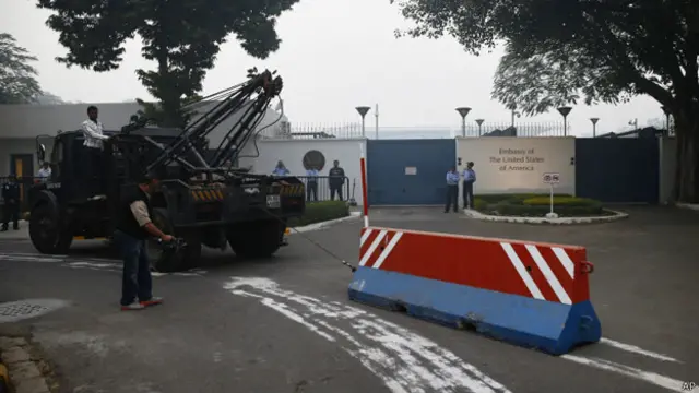 印度新德里美国大使馆外工作人员移走混凝土路障（17/12/2013）