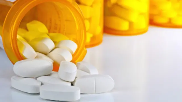 चिकित्सकों से अधिकाधिक नुस्खा लिखवाने के लिए दवा कंपनियां करती हैं भुगतान.