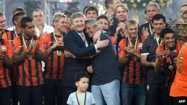 رینات آخماتف (در مرکز عکس) صاحب تیم فوتبال شاختار دونتسک است