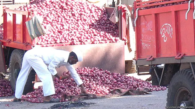प्याज की पैदावार कम होने के बावजूद सही कीमत न मिलने से किसान निराश हैं.