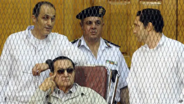 Gamal Mubarak (berdiri kiri) dan Alaa Mubarak (kanan)