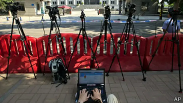 中国山东济南中级法院外守候的记者（26/8/2013）