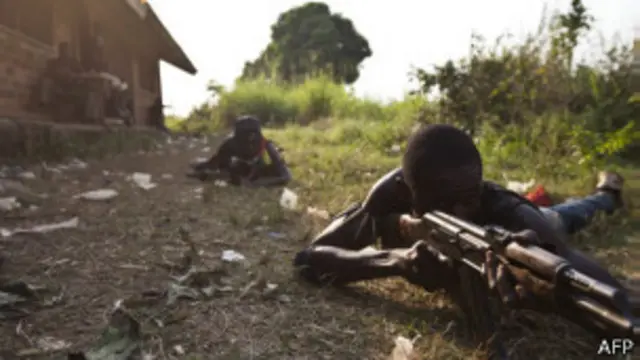 قوات من المليشيات المسيحية في تدريب على السلاح في جمهورية إفريقيا الوسطى