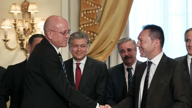 İyunun 26, Afina. Yunanıstan rəsmisi TAP-ın icraçı direktoru ilə sazişə imz atır. Foto:Getty-AFP 