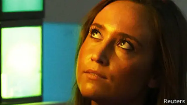 Chica tratando de recordar