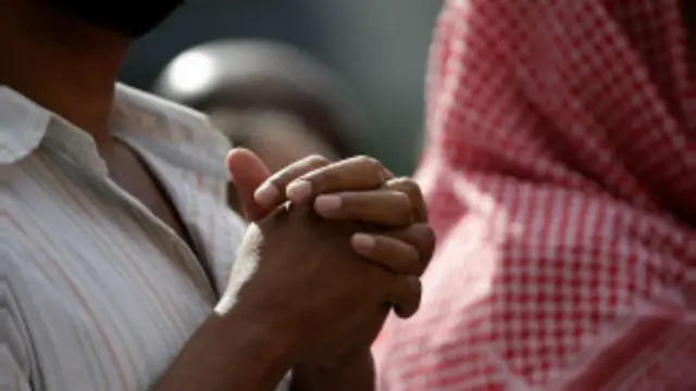 يعتبر بعض المختصين أن المشكلة العنصرية مطروحة على مستوى القبيلة والمنطقة، ووصف غير خليجي من المسلم والعربي بالأجنبي