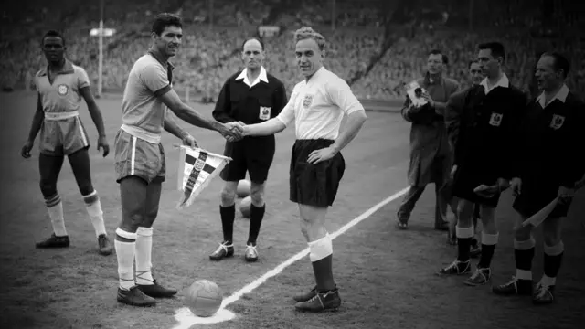 Nilton Santos, capitán del equipo brasileño se da la mano con Billy Wright, capitán del equipo inglés antes de un partido de fútbol en el Wembley Stadium, Londresn, 1956. Getty images 