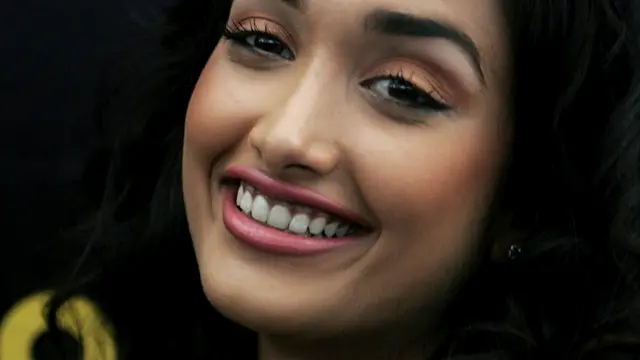 La actriz de Bollywood Jiah Khan sonríe durante un evento promocional de su próxima película Hindi "Ghajini" en Bangalore, India. AP