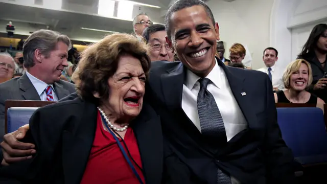 El Presidente Barack Obama abraza a la periodista Helen Thomas, después de ofrecerle pastes en honor de su cumpleaños. Reuters