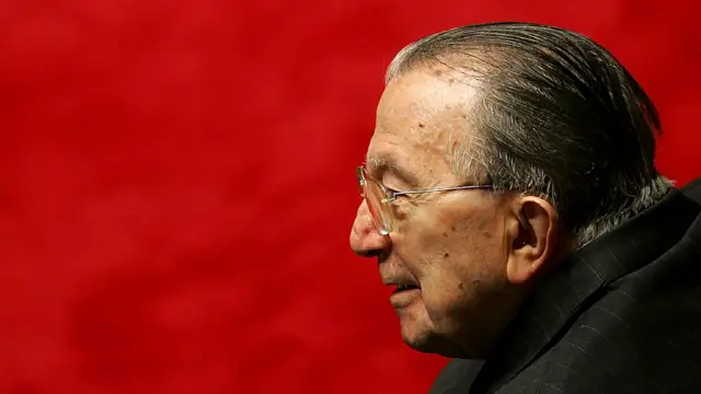 El senador italiano Giulio Andreotti supervisa la tercera ronda de votos para elegir al nuevo presidente del Senado, en Roma, en este 28 de abril 2006. Reuters