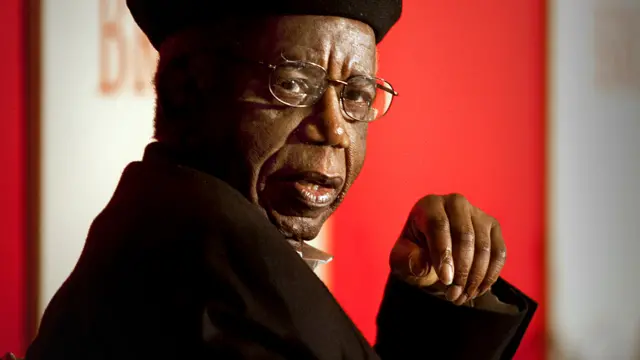 Foto proporcionada por la Universidad de Brown muestra Chinua Achebe en el campus en 2010. AP