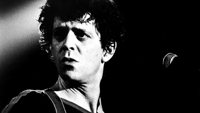 Lou Reed en el escenario con una guitarra, 1970. Getty Images