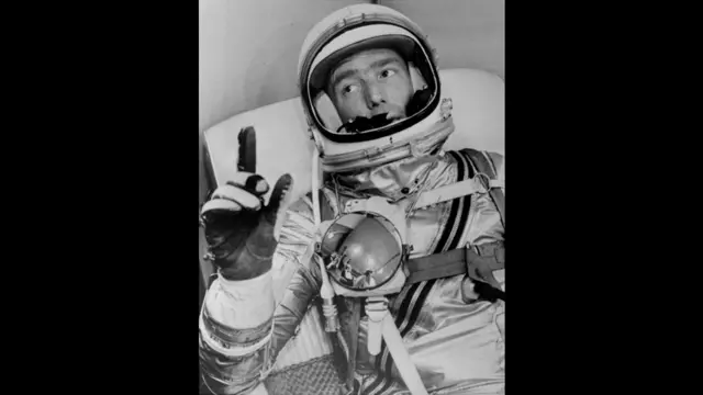 El astronauta de la NASA Scott Carpenter gesticula con una mano después de ponerse su traje espacial el Hangar S antes de ser lanzado en órbita, en Cabo Cañaveral, AP.