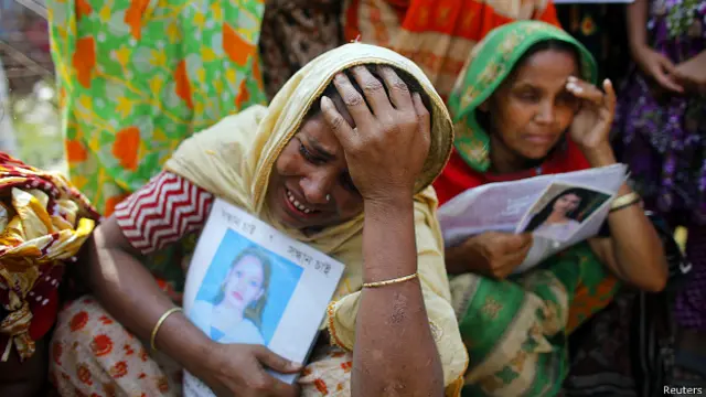 Familiares de las víctimas en Bangladesh