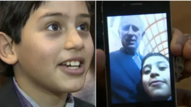 这个东正教小男孩用手机抢拍了一张他与英国王储查尔斯的自拍合影。