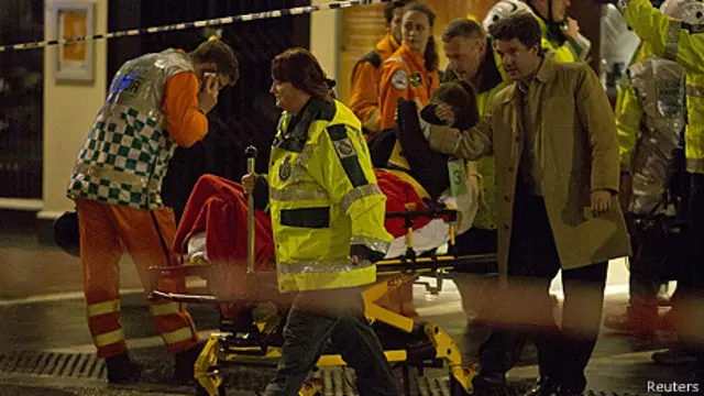 救援人员很快将伤者送往医院救治。