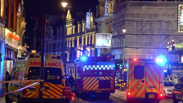 У театра "Аполло" в Лондоне