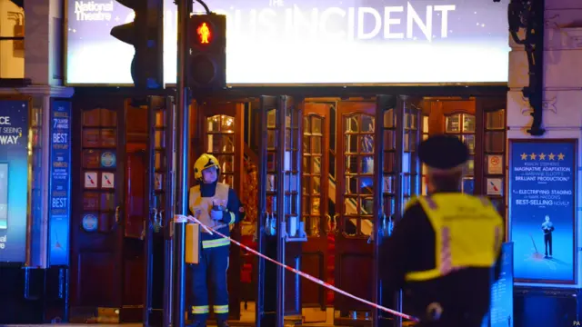 Вход театра "Аполло" в Лондоне