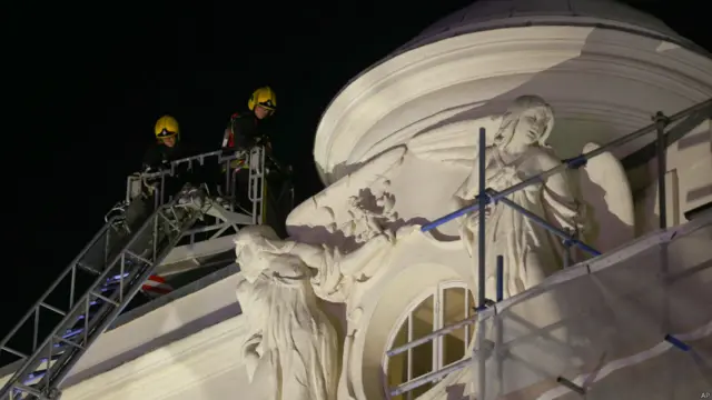 Пожарные поднимаются на крышу театра "Аполло"