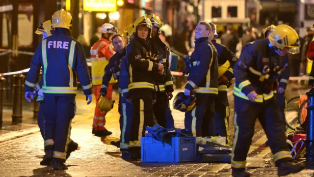 Пожарные возле театра Аполло