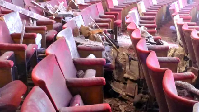 剧院的灰泥楼顶坍塌,扯掉了部分悬挂在楼顶上的舞台灯光和部分楼座。