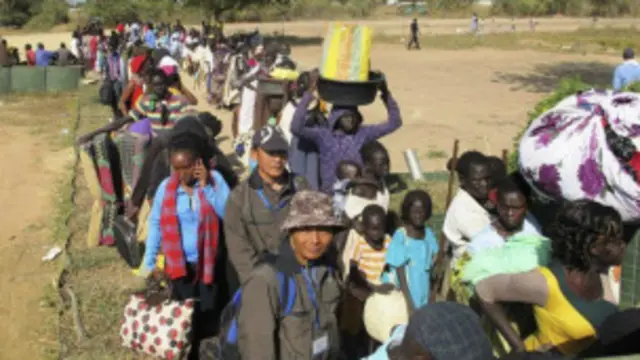 Dad badan ayaa ka qaxaya guryahooda iyagoo ka baqaya in la soo weeraro.