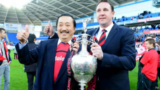 Vincent Tan (kiri) dan Malky Mackay (kanan) 