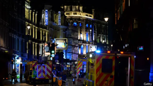 Машины "скорой помощи" у театра "Аполло"