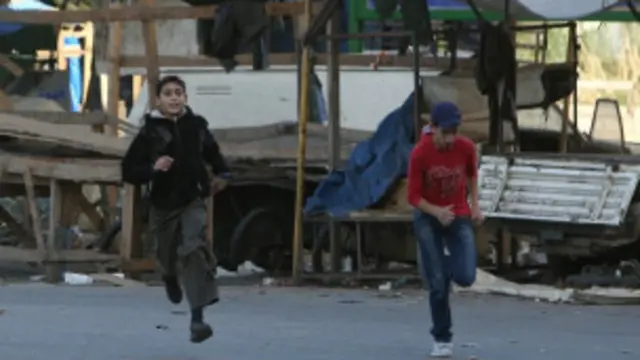 طفلان يركضان لتجنب نيران القناصة في طرابلس