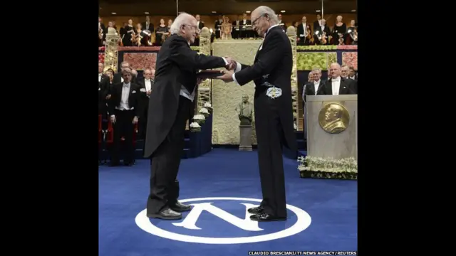 पुरस्कार लेते प्रोफ़ेसर पीटर हिग्स.