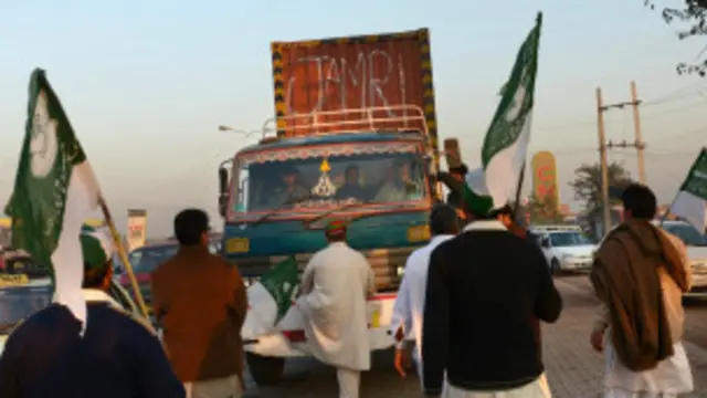 تحریک انصاف کے کارکن افغانستان جانے والے ٹیٹو ٹینکروں کو روک رہے تھے