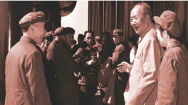 高新认为，“走下神坛”，是走下林彪为毛泽东设的“四个伟大”、“万岁、万岁、万万岁”的神坛。