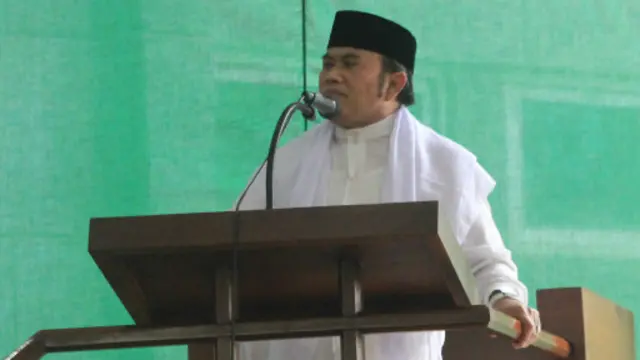 Rhoma Irama saat berkhotbah pada sebuah sholat jumat di masjid UI Salemba, Jakarta.