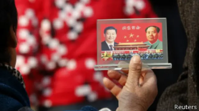 北京街头有毛泽东和习近平头像的纪念品