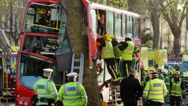 Автобус, попавший в аварию в Лондоне