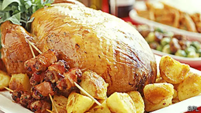 Pavo asado en una bandeja 