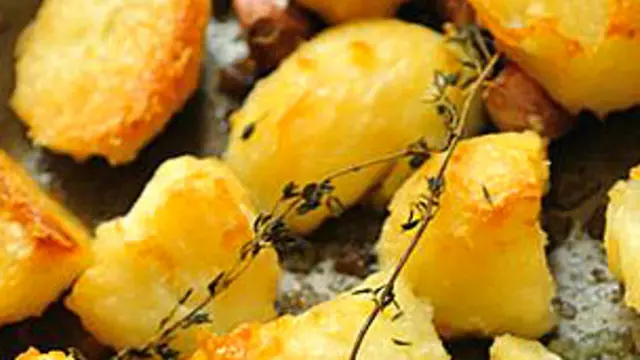 Papas asadas con una rama de tomillo