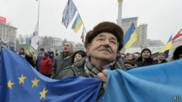 كان الأوكرانيون يلوحون بالأعلام الأوروبية في العاصمة الأوكرانية كييف تأكيدا منهم على التزامهم بالقيم الأوروبية