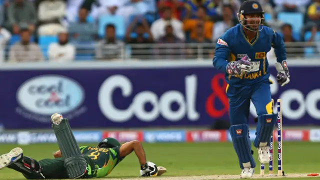 محمد حفیظ نے پہلے میچ میں سنچری بنائی تھی لیکن اس میچ میں رن آؤٹ ہو گئے۔