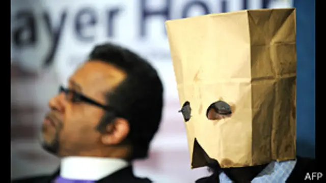 ඇමෙරිකා එක්සත් ජනපදයේ දේශපාලන රැකවරණ පැතූ උගන්ඩාවේ සමලිංගික ක්‍රියාකාරිකයෙක්