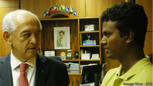 Bengali trabalha em um hotel em Brasília, mas não conta o que faz para a mãe