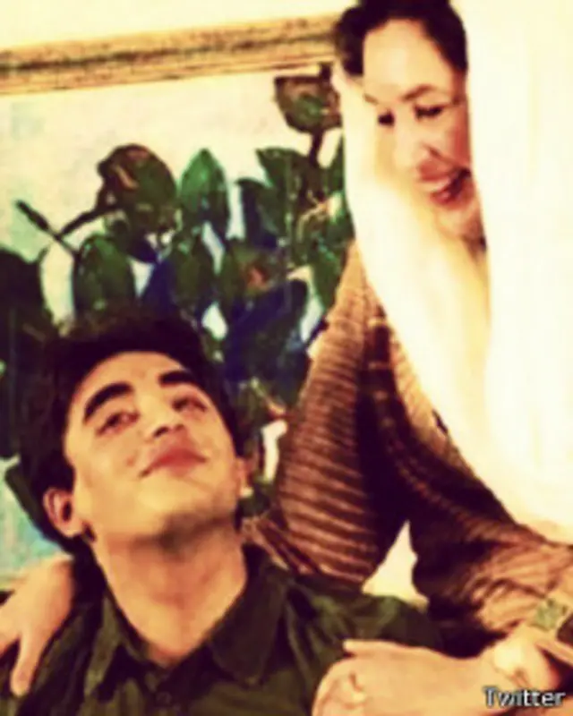 بلاول بھٹو نے اپنے ٹوئٹر اکاؤنٹ پر اپنی اور والدہ بینظیر بھٹو کے ہمراہ اپنی تصویر لگائی ہوئی ہے۔