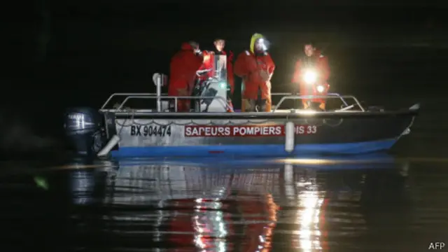 法国救援人员在多尔多涅河抹黑搜索失踪直升机乘客和机组（20/12/2013）