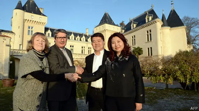 郝琳（右二）、刘湘云（右一）夫妇与格雷瓜尔（左二）及其夫人在大河城堡前合影（20/12/2013）