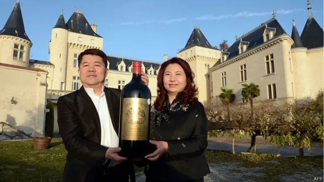 郝琳（左）与刘湘云（右）在大河城堡前合影（20/12/2013）