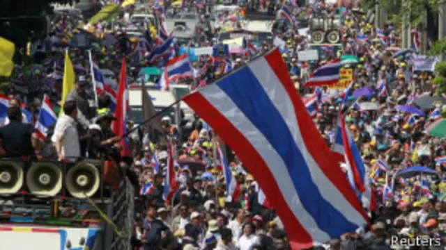 مظاہرین نے احتجاج کے لیے شہر کے پانچ مرکزی چوراہوں پر سٹیج بنا لیے ہیں