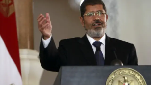 أحيل مرسي و128 آخرين إلى محكمة الجنايات في قضية الهروب من سجن وادي النطرون 