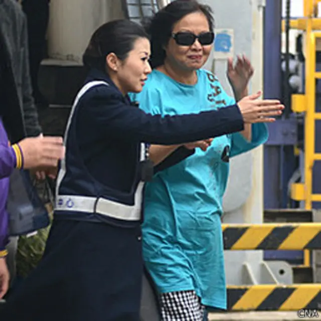 张安薇在桃园机场向记者挥手（台湾中央社图片21/12/2013）