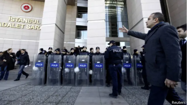 پلیس ضدشورش در مقابل دادگاه رسیدگی به فساد در استانبول مستقر شده است